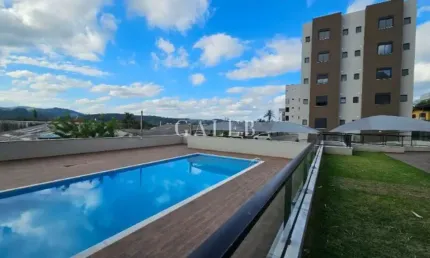 Apartamento no centro de Atibaia com área de lazer (piscina, churrasqueira + salão), com 2 suítes + lavabo