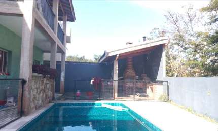 CASA  EM CONDOMÍNIO FECHADO COM 3 DORMITÓRIOS, SENDO 2 SUÍTES, COM 300m²