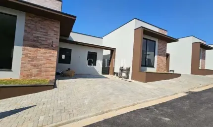 CASA TÉRREA À VENDA EM CONDOMÍNIO DENTRO DA CIDADE, 3 QUARTOS, ÓTIMO BAIRRO