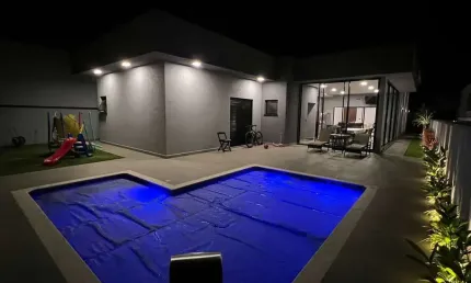 Casa térrea à venda, porteira fechada, com 3 suítes, piscina, em condomínio alto padrão