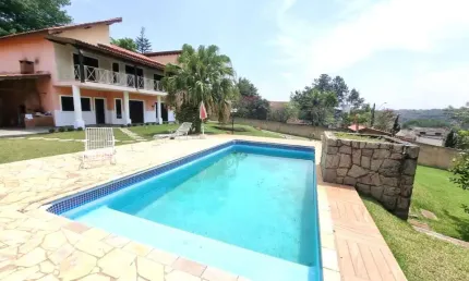 Casa/Chácara com 2000m² de terreno e com 06 dormitórios sendo 03 suítes