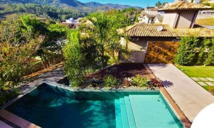 Residência Alto Padrão em condomínio com vista privilegiada para Pedra Grande