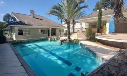 Casa de Luxo na Vila Santista, Atibaia-SP: 4 Quartos, 2 Suítes, 3 Salas, 5 Banheiros, 4 Vagas de Garagem, 1000m² de Área. Confira!