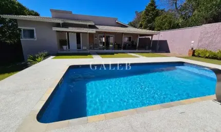 Casa térrea à venda, semi nova, com 3 suítes, piscina, terreno de 1000m²