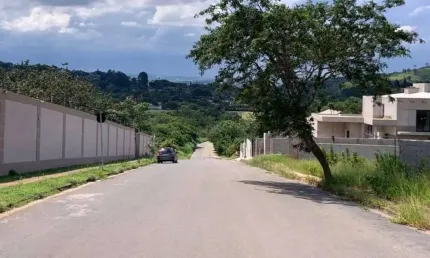 Terreno de 500 m² a venda com uma ótima localização e uma vista fantástica para pedra grande.
