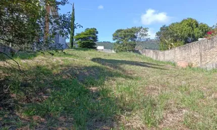Terreno com linda vista em topografia declive, em um condomínio dentro da cidade com total infra-estrututa!