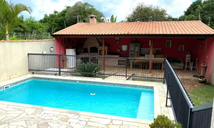 LINDA CASA COM PISCINA  EM BAIRRO PRÓXIMO AO CENTRO EM ATIBAIA