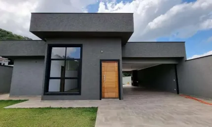Casa térrea à venda com 3 suítes, piscina em ótima localização