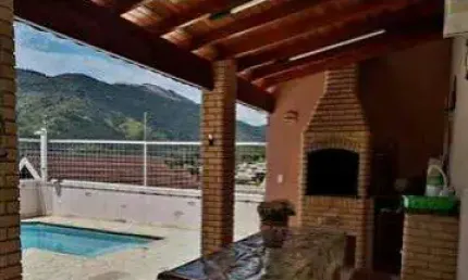 Lindo sobrado em uma ótima localização com piscina!