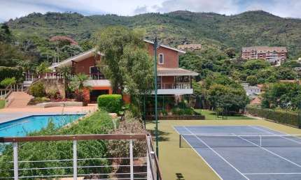 Casa de Luxo em Condomínio à Venda em Atibaia-SP - 7 Suítes, 5 Salas, 4 Vagas, 2.542m² no Jardim Flamboyant B