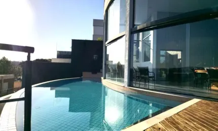 Casa de luxo em condomínio: 3 quartos, 3 suítes, 4 salas, 6 banheiros, 12 vagas de garagem e 564m² em Atibaia-SP.