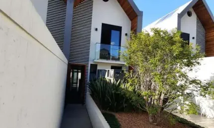 Sobrado estilo europeu, próximo ao lago do jd. dos pinheiros