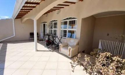 Casa térrea à venda, 400m² de terreno, 4 quartos sendo 2 suítes, piscina e edícula