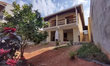Casa térrea à venda com bastante espaço, 03 quartos sendo um suíte, 200m² construído