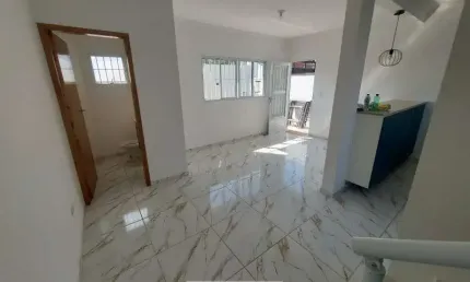 Sobrado à venda com 2 quartos, fica na Avenida principal do bairro
