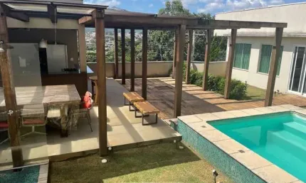 Um showww de vista, sobrado à venda com 3 suítes (closet amplo), piscina