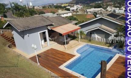 Imperdível casa em condomínio à venda ou locação em Atibaia-SP: 3 quartos, 2 suítes, 2 salas, 4 vagas na Serra da Estrela!