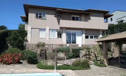SOBRADO À VENDA COM 3 QUARTOS, LAGO DE CARPAS E PISCINA EM CONDOMÍNIO FECHADO!!