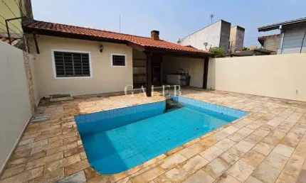 Casa térrea com 3 quartos, piscina, quintal e próximo de comércios