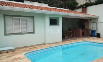 Imóvel à venda em localização privilegiada: casa com 3 quartos, 1 suíte, 3 salas, 3 banheiros, 2 vagas de garagem.