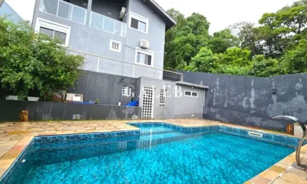 Sobrado diferenciado e muito bonito à venda, 4 quartos (sendo 2 suítes), piscina, terreno de 470m²