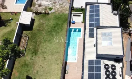 Imperdível! Casa à venda, nova em Atibaia-SP, Vila Petrópolis: 3 suítes, piscina, fogo de chão, alto padrão!