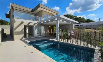 Sobrado à venda em condomínio dentro da cidade, 3 suítes, piscina e vista deslumbrante