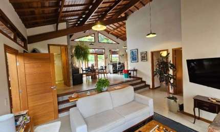 Casa rústica e Moderna ao mesmo tempo em condomínio dentro da cidade