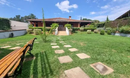 Descubra a vida dos sonhos em atibaia: uma residência rústica encantadora