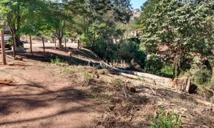 Terreno com declive, 574 metros, frente 38 metros, ótima localização
