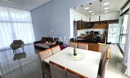 Casa em Condomínio à Venda em Atibaia-SP: 3 Quartos, 1 Suíte, 2 Salas, 4 Vagas e 189m² no Jardim Shangri-lá!