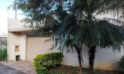 Imperdível casa à venda em Atibaia-SP, Jardim Maristela: 4 quartos, 1 suíte, 2 salas, 3 vagas de garagem, 378m² de área.