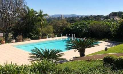 Magnífica casa à venda em atibaia-sp, a 5 minutos do centro, com 04 quartos, 02 suítes, 5 salas e uma vista maravilhosa