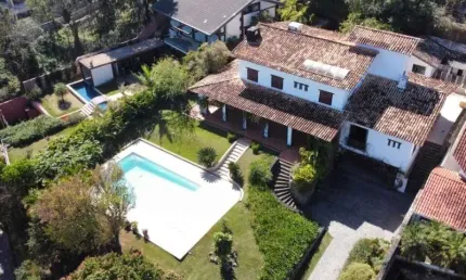 Magnífica casa à venda em atibaia, com 04 quartos, 5 salas, piscina, 1598m2, natureza maravilhosa, bairro nobre.