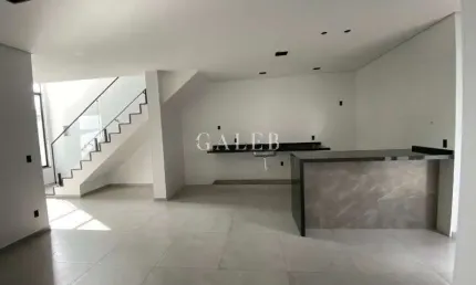 Sobrado com 3 quartos, 3 vagas, quintal com possibilidade de piscina