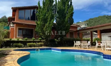 Incrível casa térrea à venda em condomínio arborizado