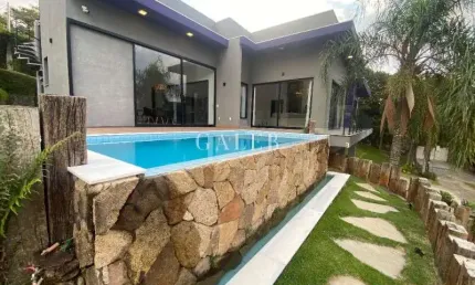 CASA ALTO PADRÃO, PORTEIRA FECHADA, PISCINA COM BORDA INFINITA, QUARTO PARA EMPREGADOS, ADEGA