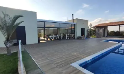 Casa à venda em Atibaia-SP, Jardim Estância Brasil! 3 quartos, 1 suíte, 2 salas, 4 banheiros, 6 vagas.