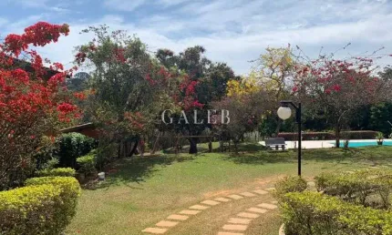 Deliciosa Chácara à Venda em Atibaia-SP no Jardim Estância Brasil: 5 Suítes, 2 Salas, piscina, área gourmet, campo de futebol, terreno de 2.704m²!