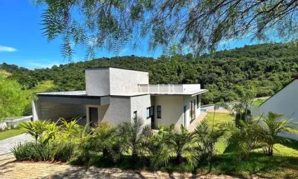 Casa de luxo em condomínio: 3 quartos, 3 suítes, 2 salas, 5 banheiros, 4 vagas de garagem, 220m² em Atibaia-SP no Condomínio Quintas da Boa Vista.