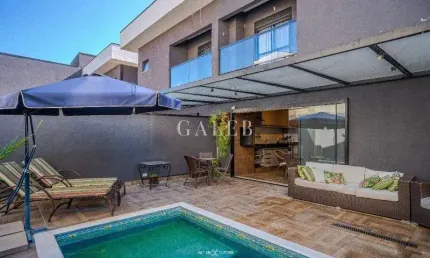 Sobrado em condomínio à venda com 3 suítes e piscina