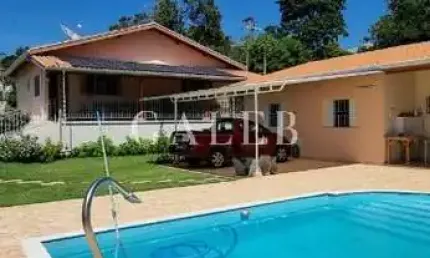 Chácara com casa térrea à venda, piscina pertinho da cidade