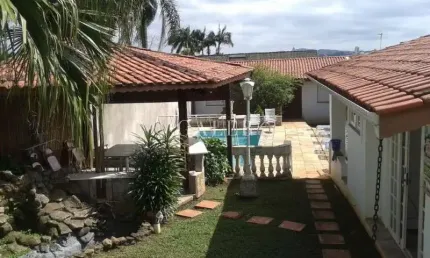 Casa para venda na Vila Espéria Ou Giglio, Atibaia-SP: 4 quartos, 1 suíte, 3 salas, 3 banheiros, 6 vagas, 300m² a/c.