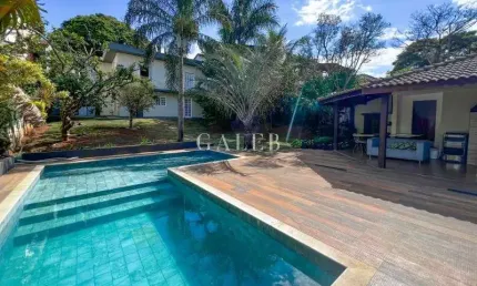 Casa térrea à venda com 3 suítes, piscina, muito quintal e perto do centro da cidade