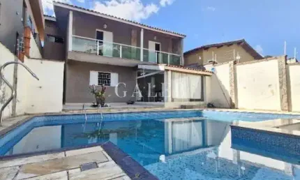 Sobrado com 5 quartos sendo 3 suítes à venda, piscina