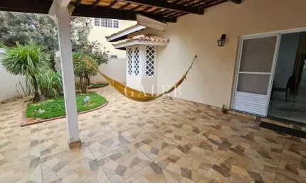 Casa totalmente térrea à venda em um dos melhores bairros, 3 quantos sendo 2 suítes, piscina
