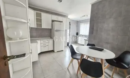 Casa ampla 4 quartos em bairro nobre (2 matrículas)