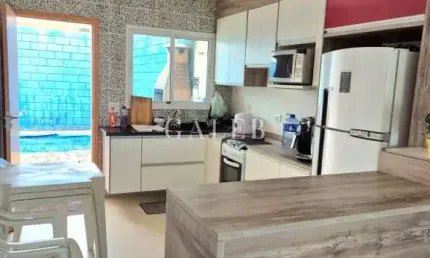 Imperdível! Casa à venda em Bom Jesus dos Perdões-SP, Condomínio Bonanza I: 2 quartos, 1 suíte, 2 salas, 2 banheiros, 3 vagas, 67m².