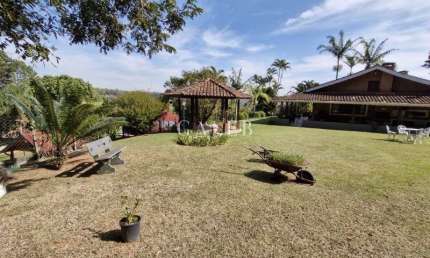 Casa térrea no Condomínio Palavra da Vida com 03 quartos, 01 suíte, sala com lareira e uma varanda deliciosa