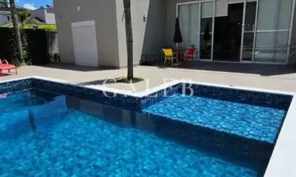 Casa alto padrão à venda com 4 suítes em condomínio clube